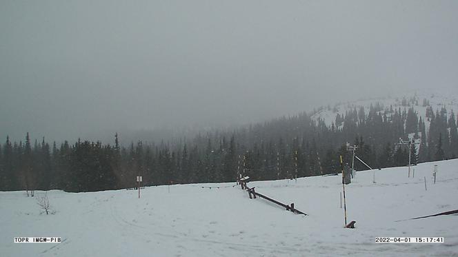 Zimowe krajobrazy w Tatrach. Spadło kilka centymetrów śniegu. TPN ostrzega przed wędrówkami