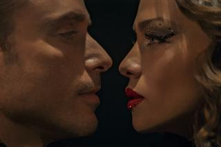 Carolina Miranda olśniewa w serialu Fałszywy profil