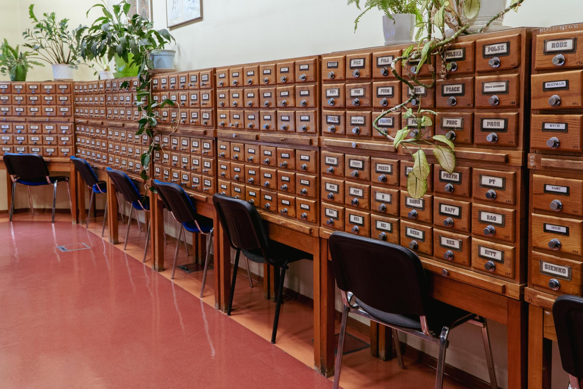 Biblioteka Uniwersytetu Opolskiego - zdjęcia. Zobacz zachowane wnętrza z lat 70.