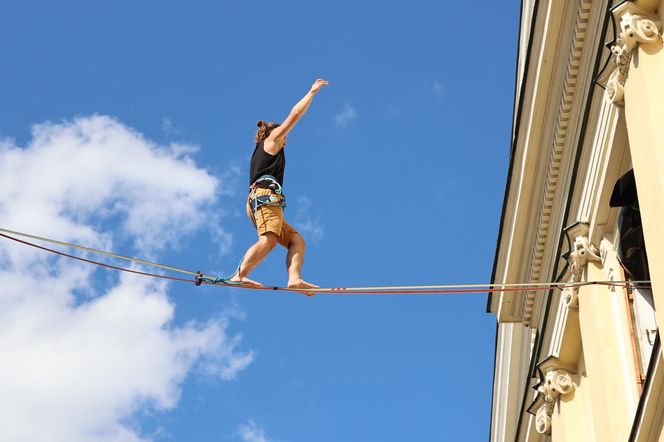 Spacerują po linach nad głowami przechodniów. Trwa Urban Highline Festival