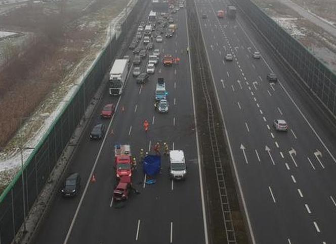 Śmiertelny wypadek na autostradzie. Renault uderzyło w bariery, potężne utrudnienia w ruchu