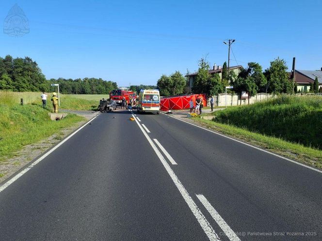 Śmiertelny wypadek pod Radomskiem. Osobówka zderzyła się z motocyklistami [ZDJĘCIA]
