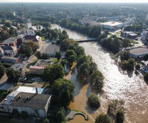 Rzeka Bóbr wdarła się na ulice Żagania