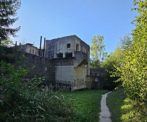 Monumentalna śluza Leśniewo z symbolami III Rzeszy ukryta w mazurskim lesie. Jest owiana tajemnicą [ZDJĘCIA]