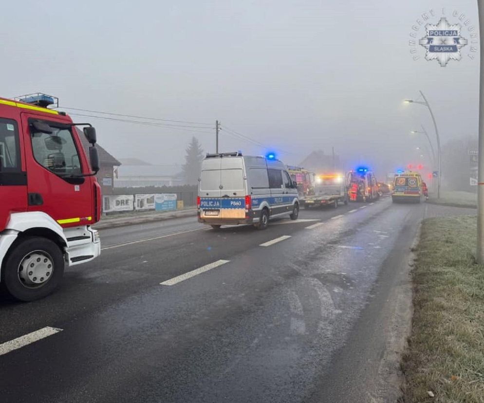 Wypadek na D44 w w Tychach. Samochód osobowy zderzył się czołowo z busem