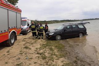 HORROR nad zalewem Słup. Auto stoczyło się PRZEJEŻDŻAJĄC PO OPALAJĄCEJ SIĘ KOBIECIE! [ZDJĘCIA]