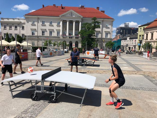 Turniej w teqball na kieleckim Rynku