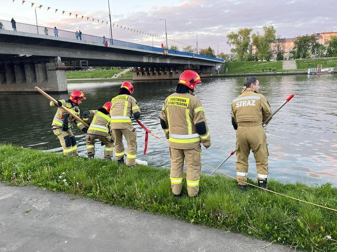 Tajemniczy wyciek w Wiśle, w rejonie mostu Grunwaldzkiego. Musiały interweniować służby