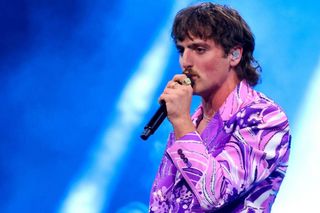 Mówią o nim nowy Freddie Mercury. W ciągu roku stał się pierwszoligową gwiazdą!