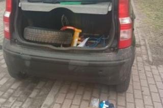 Znalazł sposób na blokadę na kole. Żeby się nie fatygowali