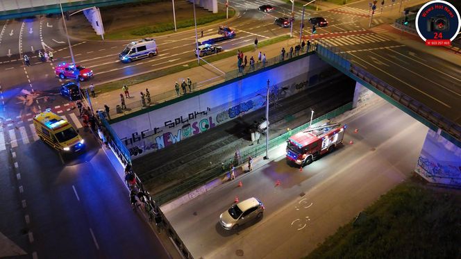 Auto spadło z kilku metrów na tory tramwajowe w Warszawie