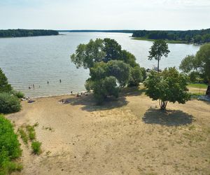 Ta wieś leży nad najdłuższym jeziorem w Polsce. Jest znana z powieści Pan Samochodzik