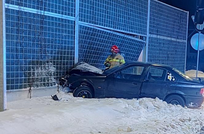 Olsztyn. Pijany 24-latek rozbił BMW. Samochód dosłownie wbił się w ekran akustyczny 