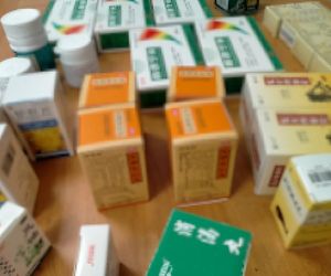 Szarlatan z Pruszkowa żerował na chorych i zdesperowanych. Leczył na wszystko, a leki robił w słoiku!