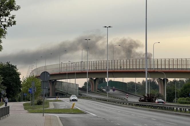Poranny pożar w Warszawie. Kłęby czarnego dymu nad miastem