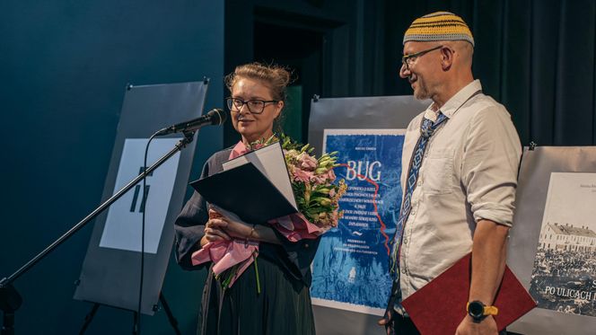 Decyzją Kapituły Nagrodę Główną w Konkursie zdobyła Dorota Filipiak za książkę „Bug z Tobą. Historie o życiu i śmierci na wsi nadbużańskiego Podlasia”