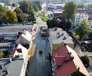 Rzeka Bóbr wdarła się na ulice Żagania