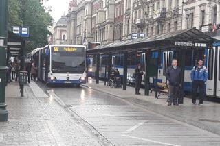 Wypadek w centrum Krakowa. Konsularne BMW potrąciło rowerzystę