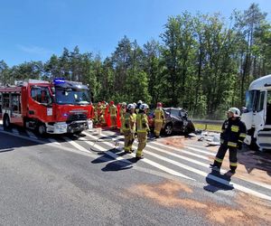 Bełchatów. Śmiertelny wypadek na DK 74. 20-latek wjechał pod cysternę [ZDJĘCIA]. 