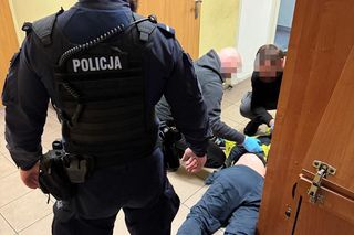  Samochodem rozbił szklane drzwi 