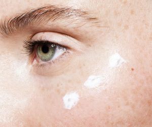 Kosztuje 5 zł a działa jak żelazko na zmarszczki. Kurze łapki znikają raz-dwa