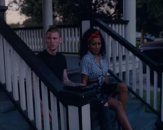 Kadr z teledysku do A Little More od MGK