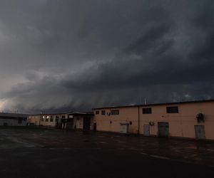 Potężne burze nad Polską. Drzewa spadały na samochody, setki interwencji straży pożarnej 