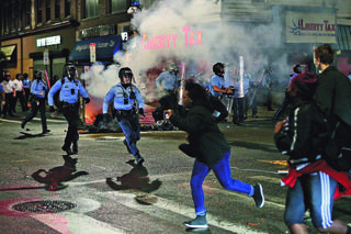 Kamieniami i benzyną w policję. Zamieszki w Filadelfii po śmiertelnej interwencji