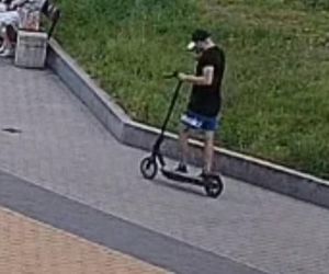 Złodziej na hulajnodze poluje na seniorki