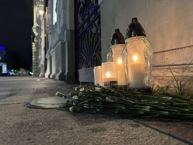 Uniwersytet Warszawski w żałobie. Przed budynkiem wystawiono zdjęcie zabitej 53-latki
