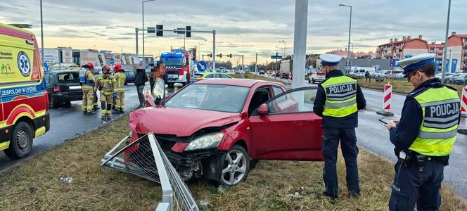 Nie ma świateł, jest kolizja. Zderzenie na dużym skrzyżowaniu w Lesznie