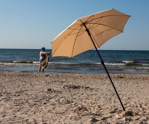 Koszmarny wypadek na plaży. Parasol przeszył na wylot ratowniczkę!