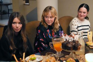 Barwy szczęścia. Emilka próbuje wkupić się w łaski koleżanek