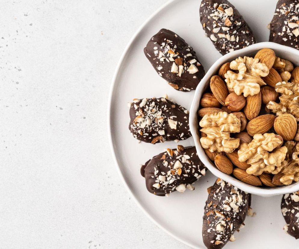 daktyle z masłem orzechowym i czekoladą