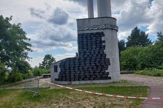 Pomnik w Dolinie Śmierci w Fordonie jest w opłakanym stanie. Jeden z kłosów wygląda na ułamany, a teren jest ogrodzony taśmą