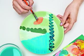 Instrukcja malowania talerzy DIY – krok 1. 