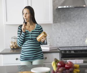 Dieta ciężarnej na jesień i zimę. Co jeść o tej porze roku, a czego unikać dla zdrowia dziecka?