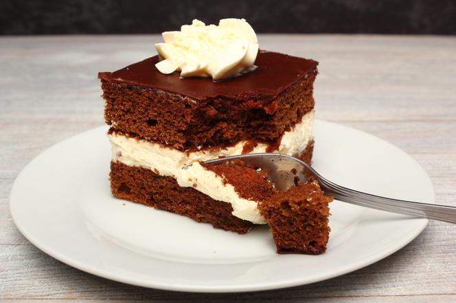 Słodka PRZEKĄSKA NA SYLWESTRA. Jak zrobić pyszną wuzetkę z dżemem?