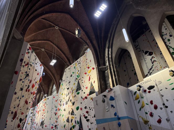Ścianka wspinaczkowa w kościele św. Antoniego Padewskiego w Brukseli