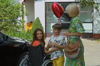 Barwy szczęścia, odc. 2542: Alicja Umińska (Monika Dryl), Kasia (Katarzyna Glinka), Ksawery (Bartosz Gruchot)
