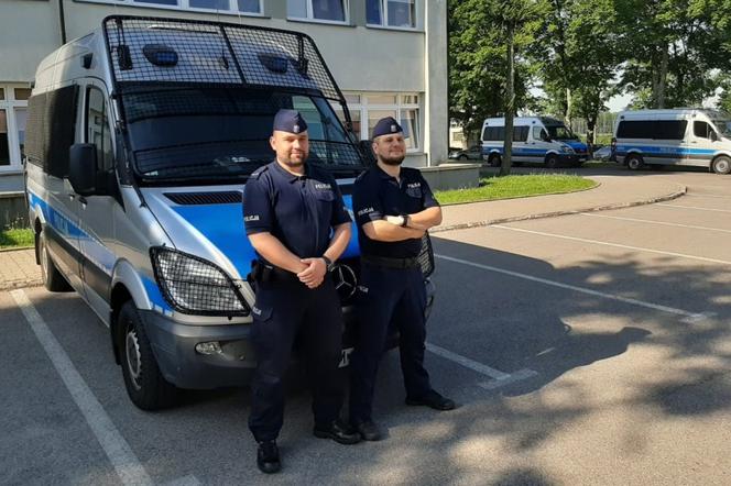 Białystok. Policjanci pilotowali auto, w którym rodzice wieźli poparzoną 14-miesięczną córkę