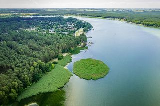 W tej wsi jezioro Czarne łączy się z Białym. Ich wody mieszają się z wodą jednego z największych sztucznych zalewów w Polsce