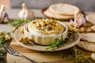 Pieczony ser camembert z ziołami i orzechami - błyskawiczna przekąska dla gości