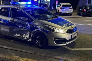 Potężne zderzenie radiowozu z luksusowym mercedesem. Kierujący osobówką: to ja miałem zielone światło!