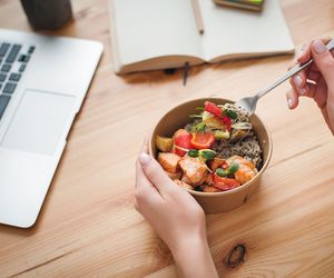 Najzdrowszy typ lunchu. Naukowcy wskazali, co najlepiej jeść w pracy