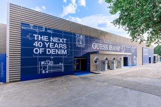 GUESS JEANS powraca do Florencji na targi Pitti Uomo 108, prezentując innowacje i ambitne plany globalnej ekspansji