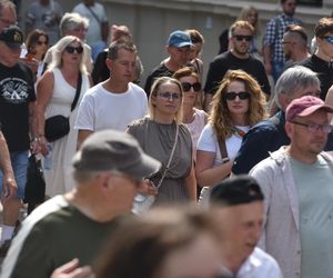 Marsz Milczenia dla Klaudii w Toruniu. „Niech nasza cisza przemówi głośniej niż słowa” [GALERIA]
