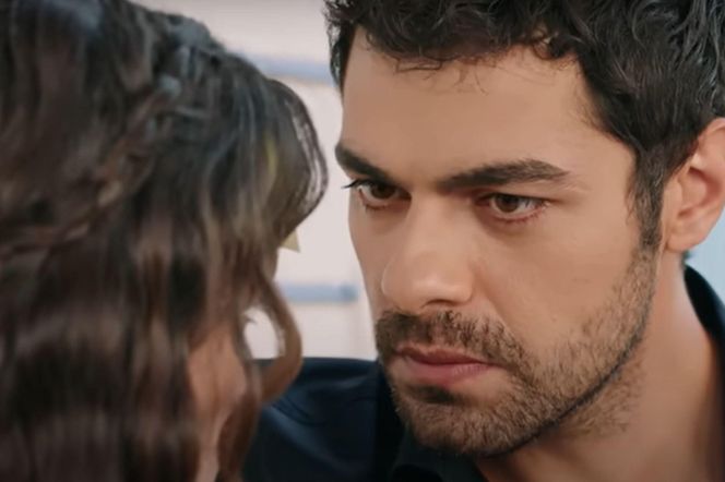 Podczas gry w "Zgadnij kim jestem" Halil napisze na czole ukochanej jej imię 