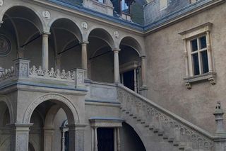 Zamek w Gołuchowie: zdjęcia dziedzińca i południowej ściany zamku przed i po remoncie