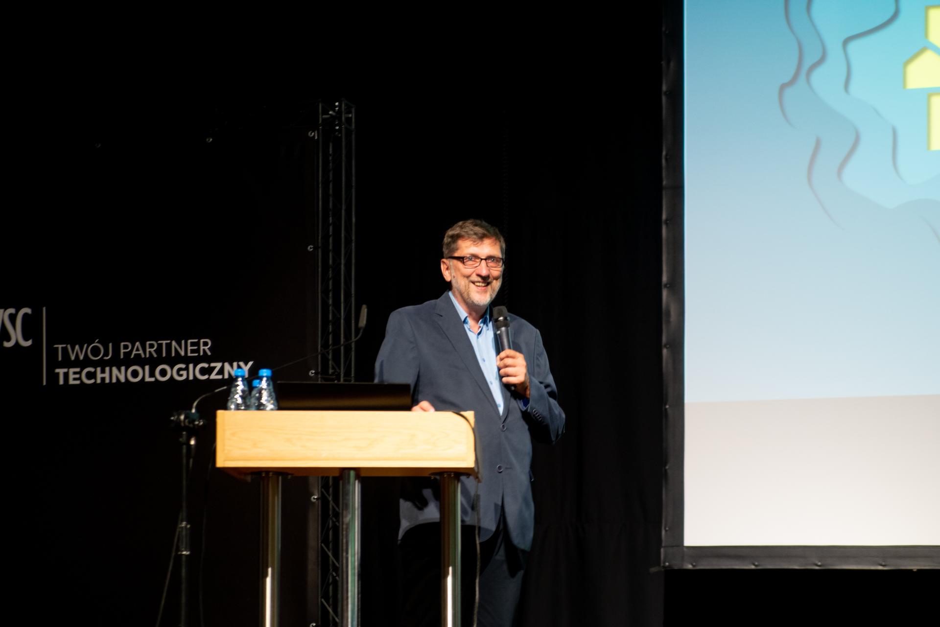 Ogłoszenie wyników VI edycji konkursu Dyplom Z Archicadem. Na scenie Rafał Ślęk